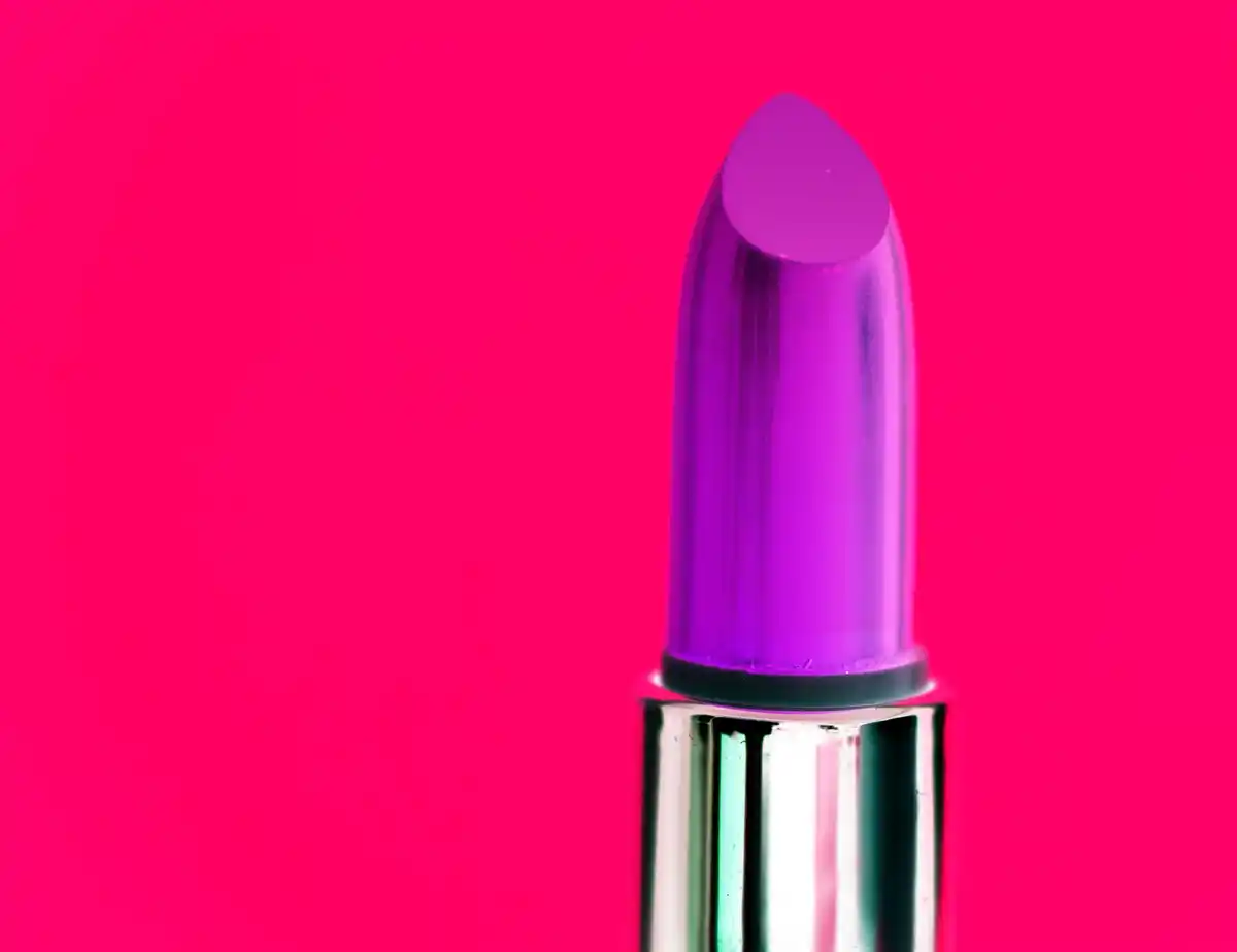 old lipstick as makeup highlighter creative