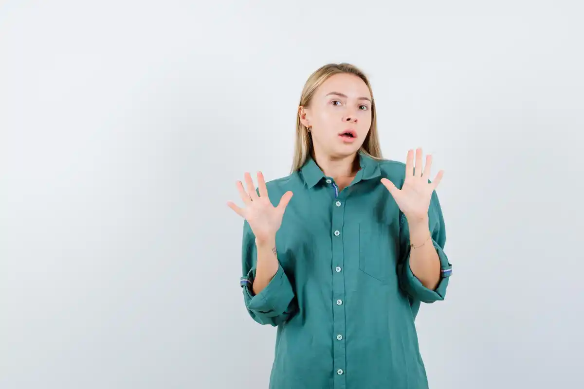 body language hands liar detection
