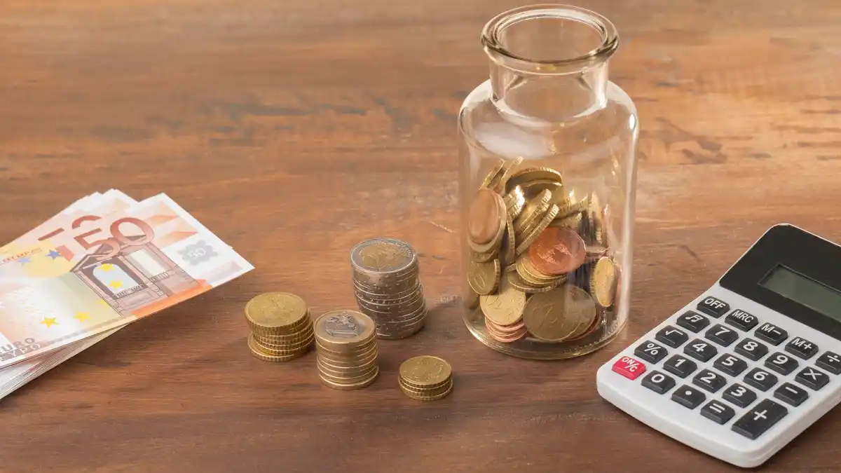 Traditional vs modern savings in Czech Republic