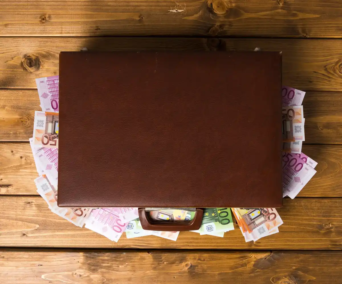czech cash envelope budgeting on wooden table