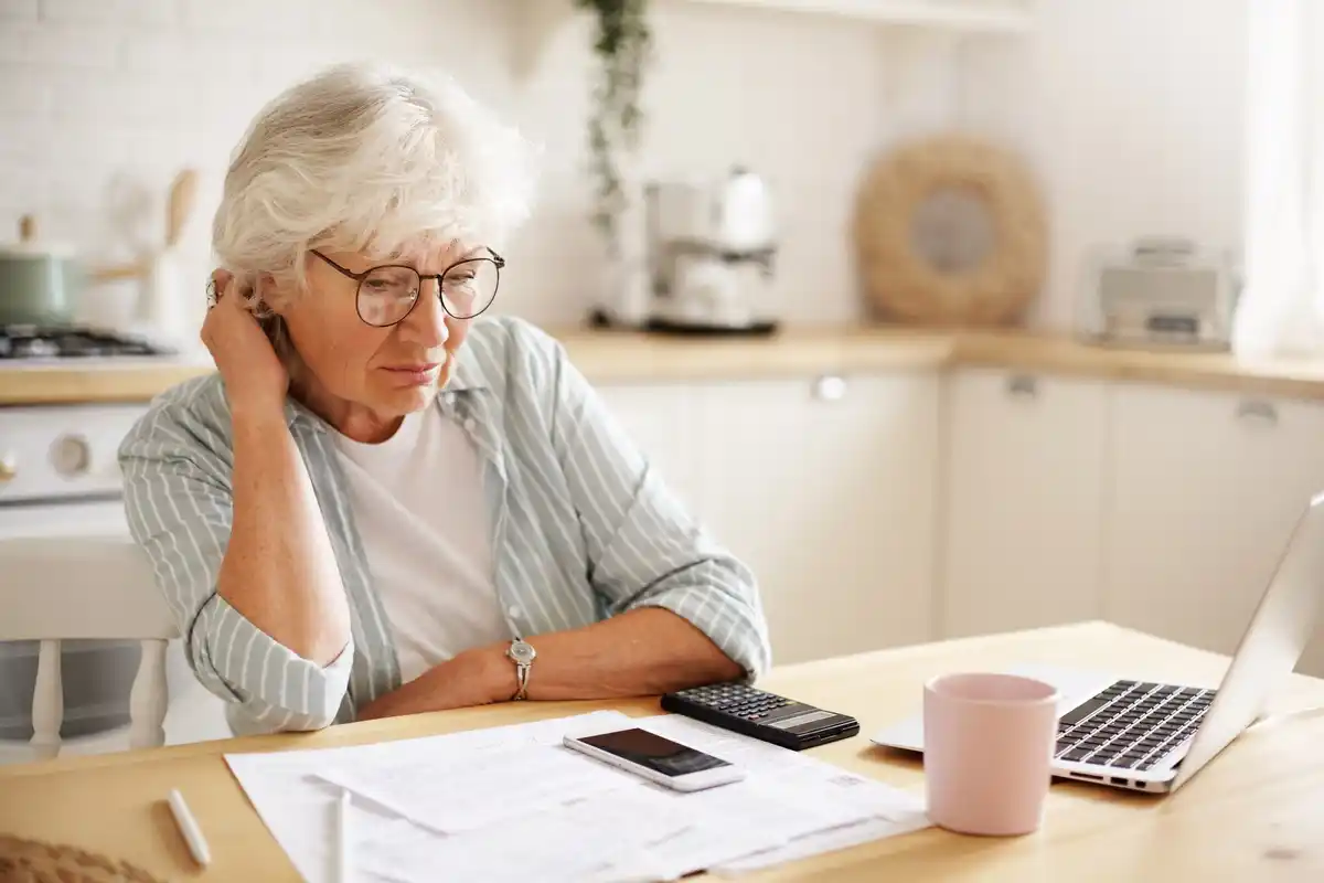 czech grandma using cash envelopes for budgeting