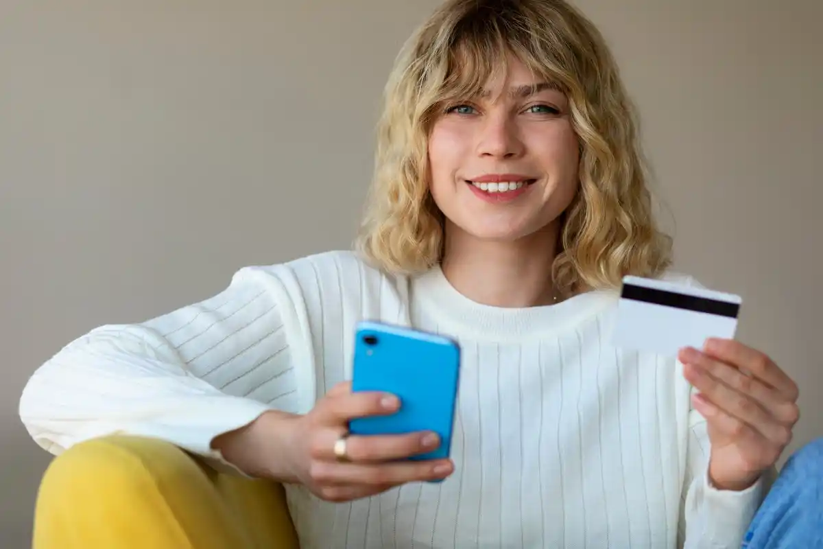 comparing Czech banking fees online/mobile banking