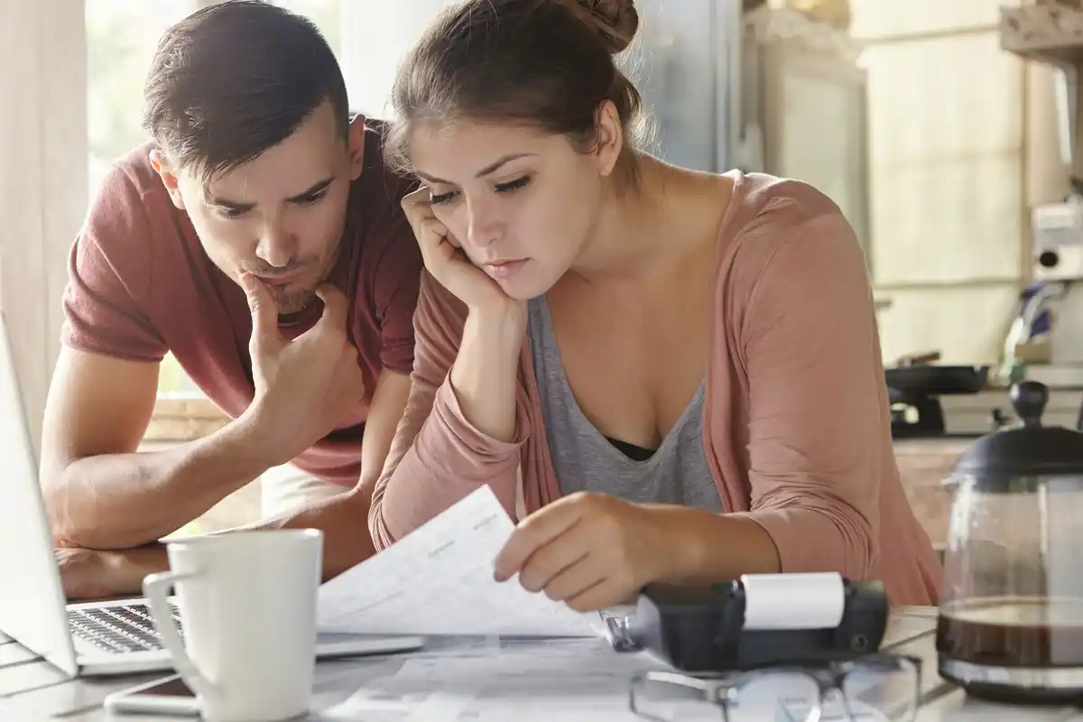 Czech people paying bills home