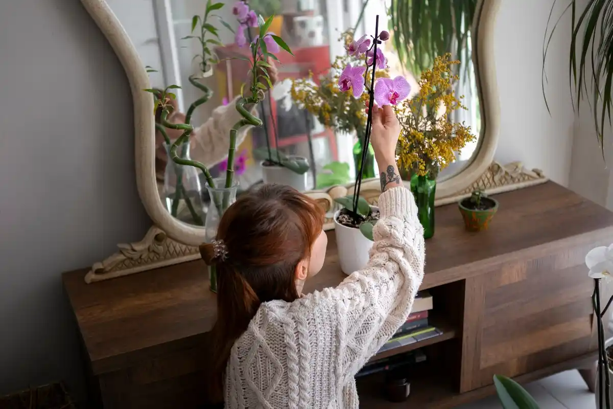 small bathroom with natural light and flowers