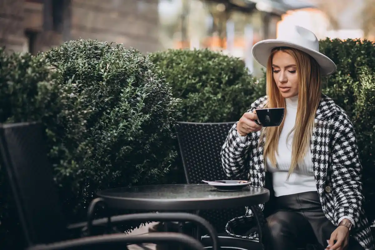 smartphone battery save trick Czech street coffee shop