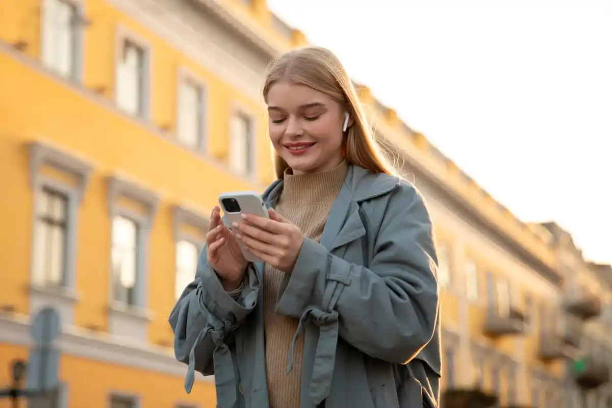 mobile weather app rain notification Prague street