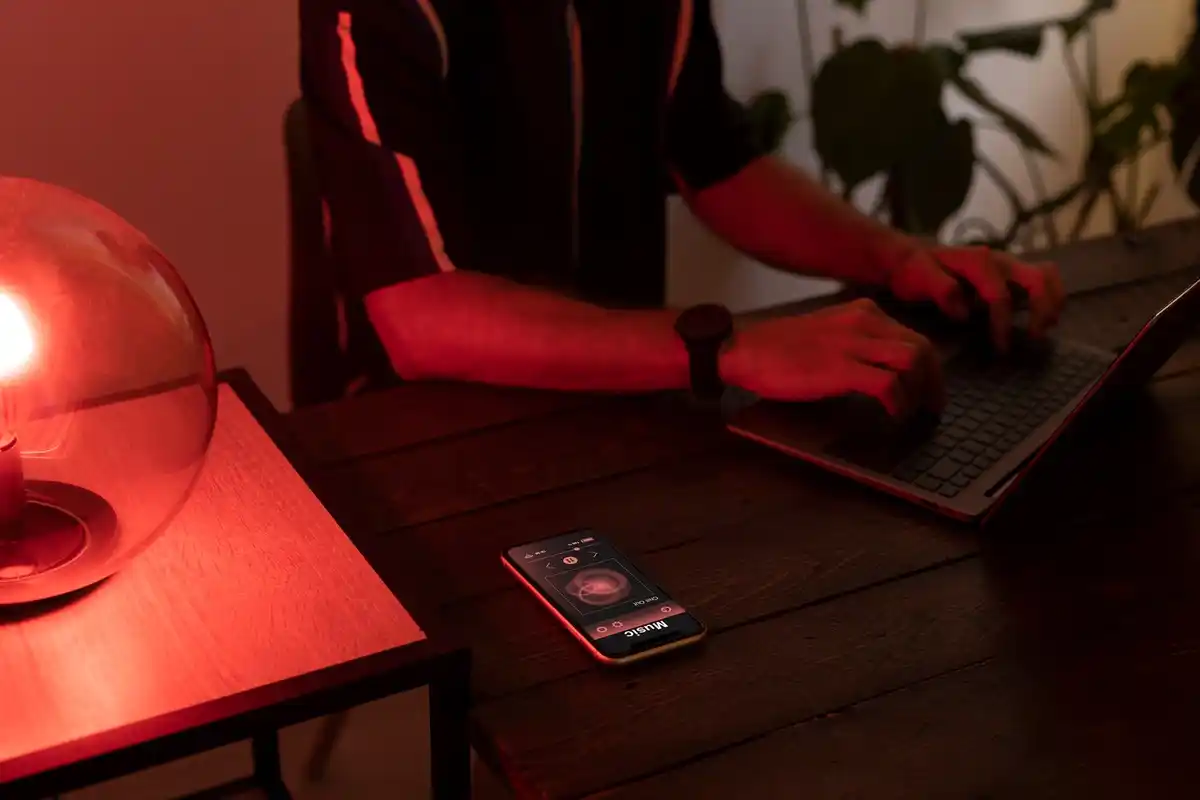 hacker smartphone czech lock screen warning