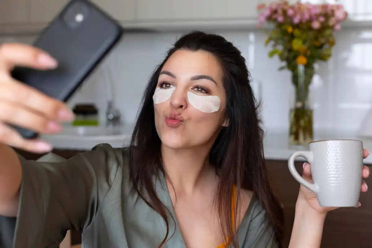 iced spoon under eyes home remedy