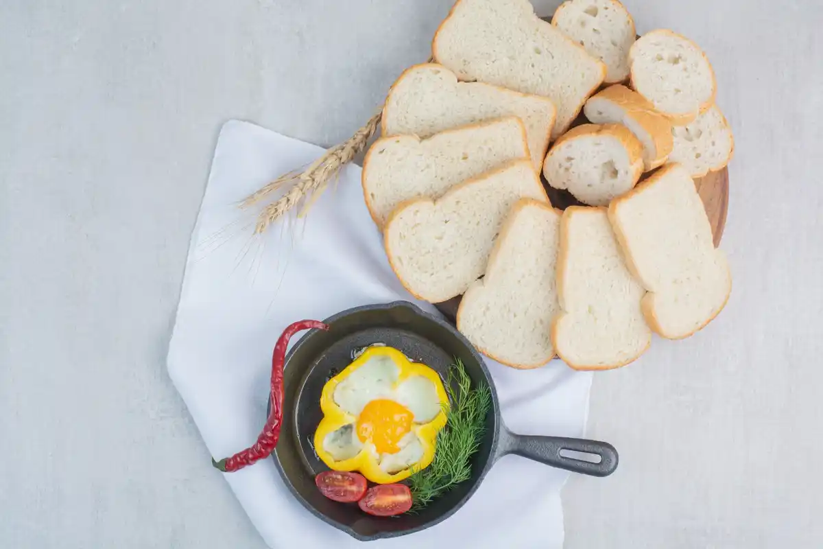 boiled egg cracked cooking pot Czech