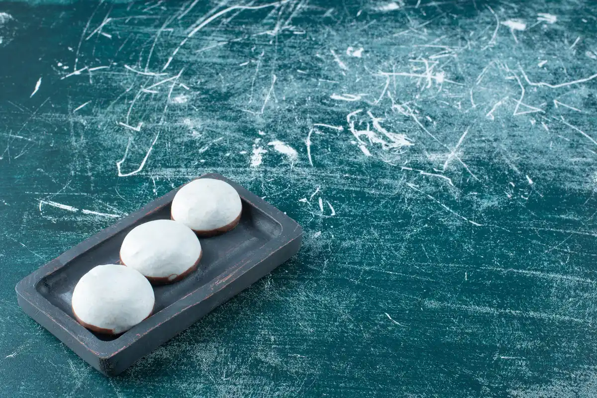 ice cubes on cast iron pan cleaning hack