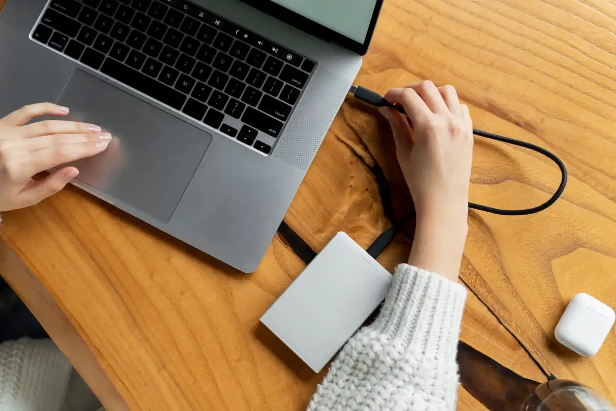 charging phone trick indoor desk czech