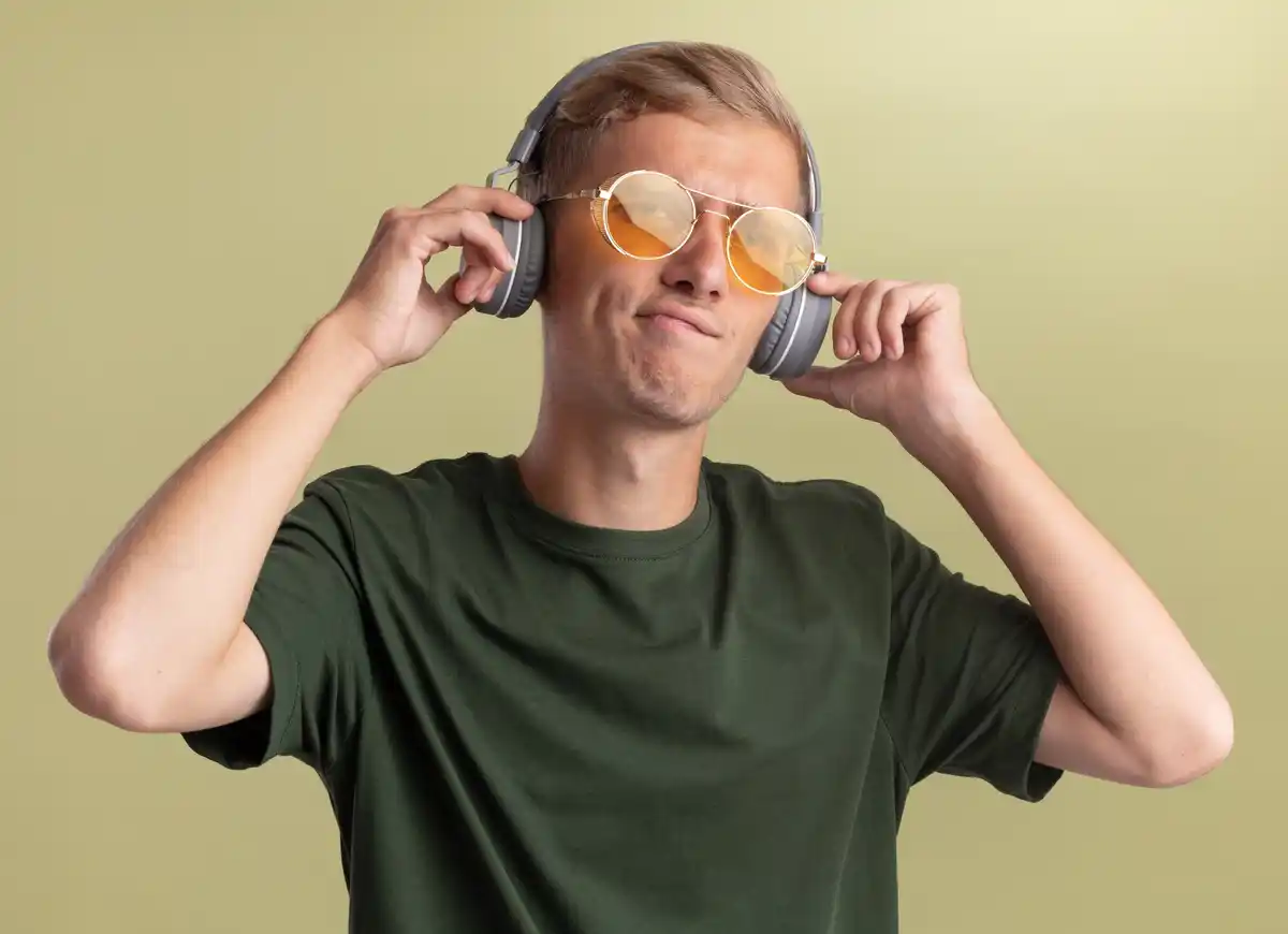 wired headphones urban retro style