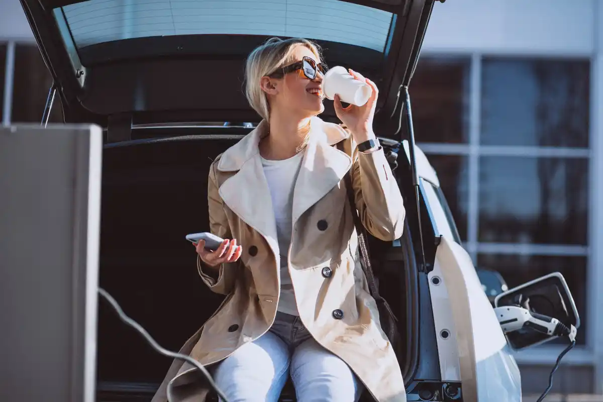 portable charging solutions urban cafe Europe