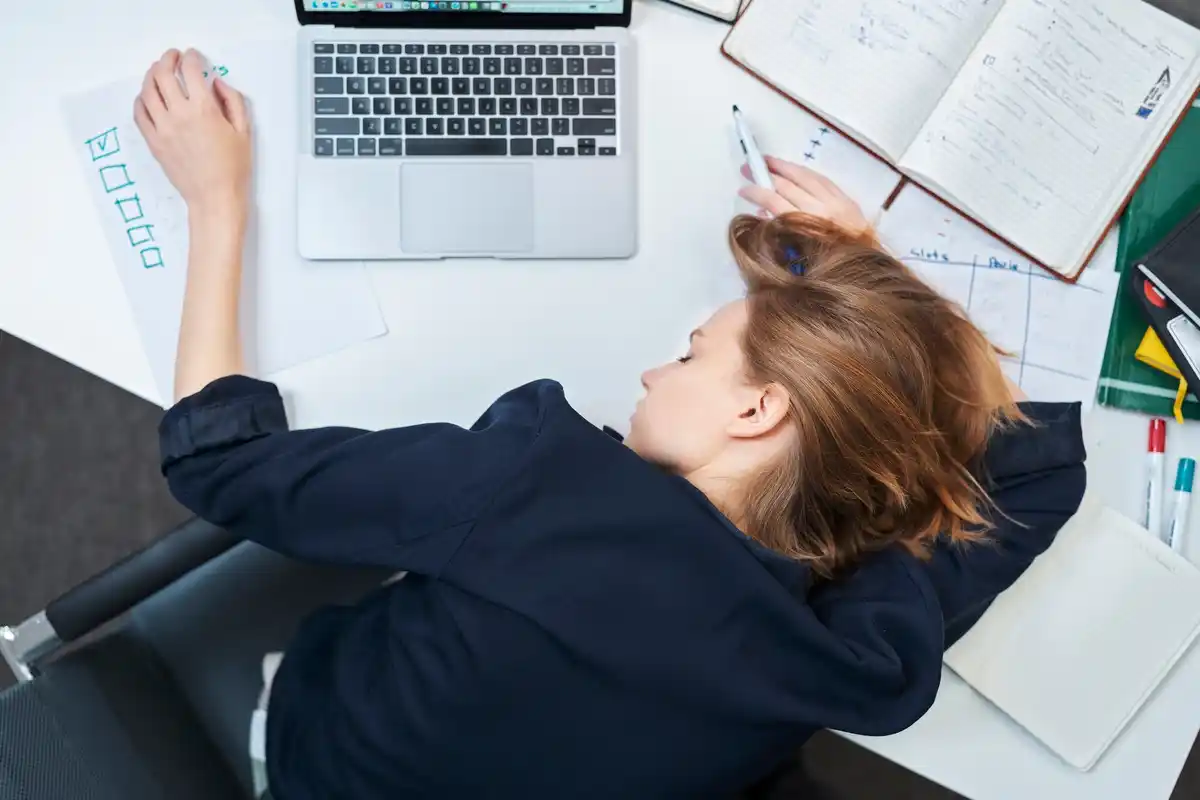 email overload morning stress office Czech Republic