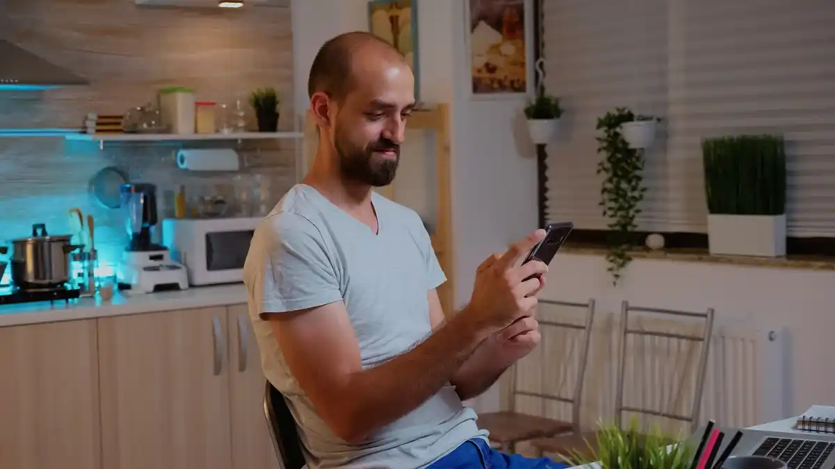 Czech person using smartphone privacy settings