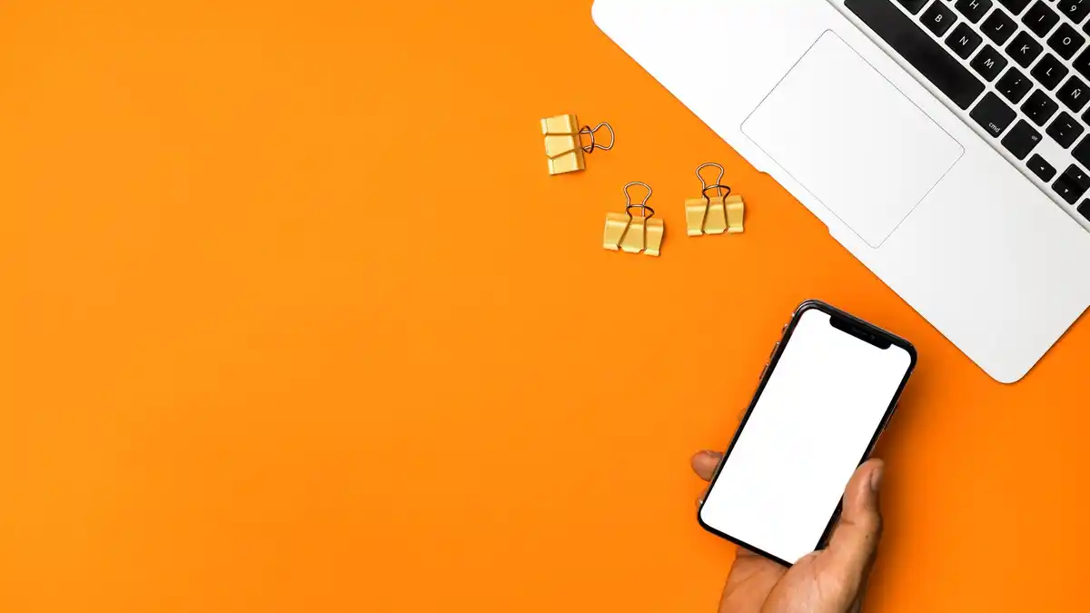 office paperclip smartphone hack Czech