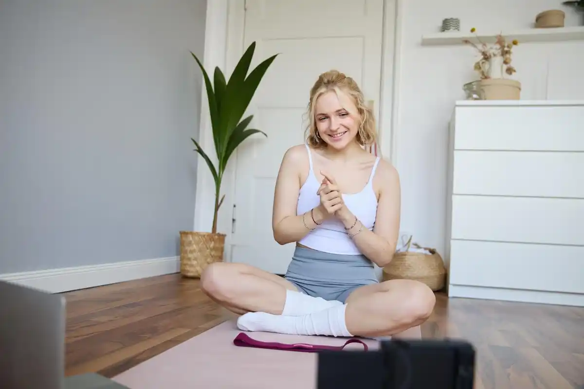 at home quick workout woman Czech