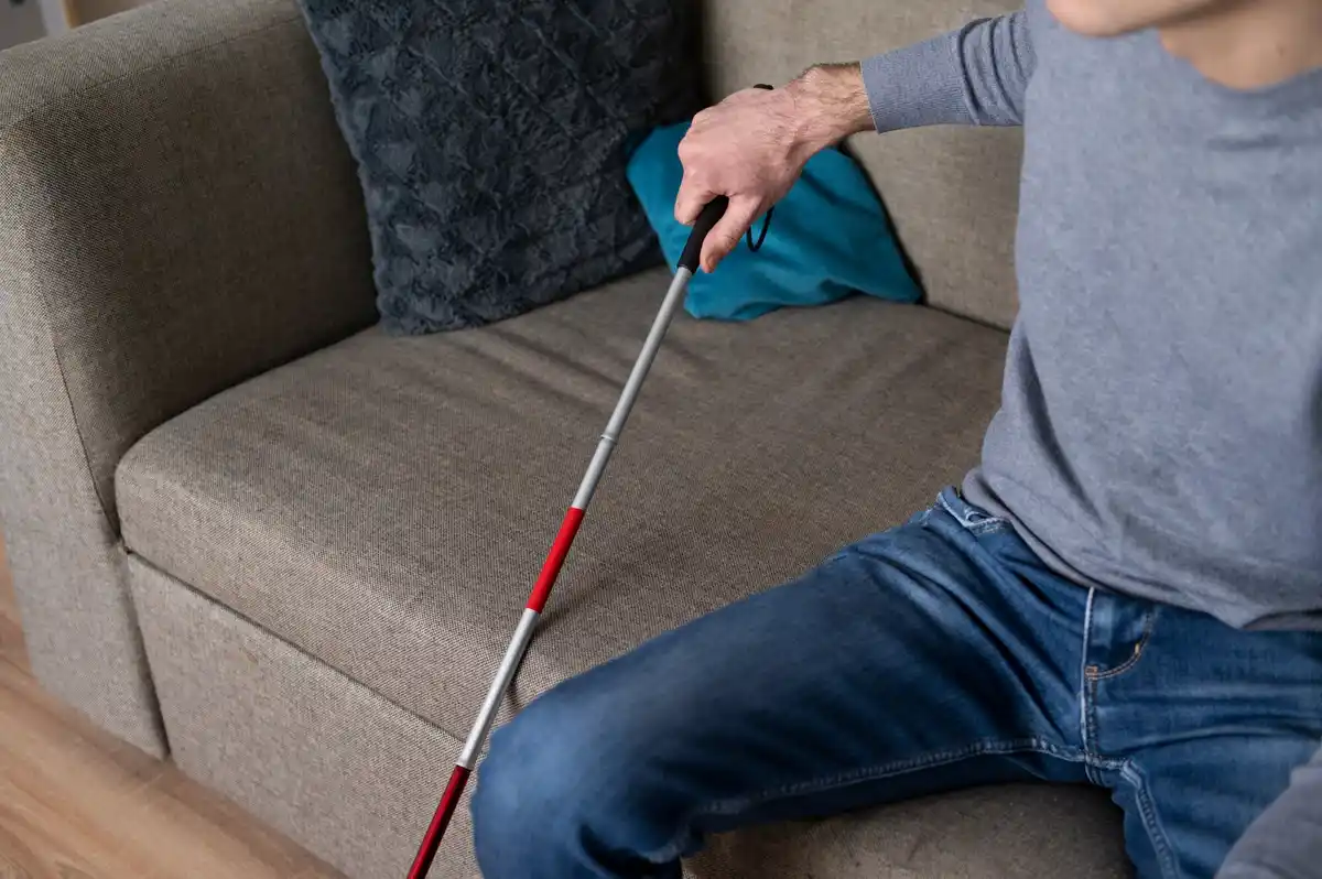 Senioři objevili geniální způsob: jak uklidit bez bolesti zad