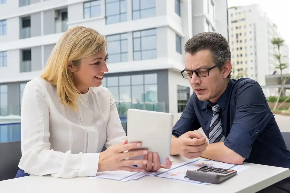 czech financial planner consulting client notebook