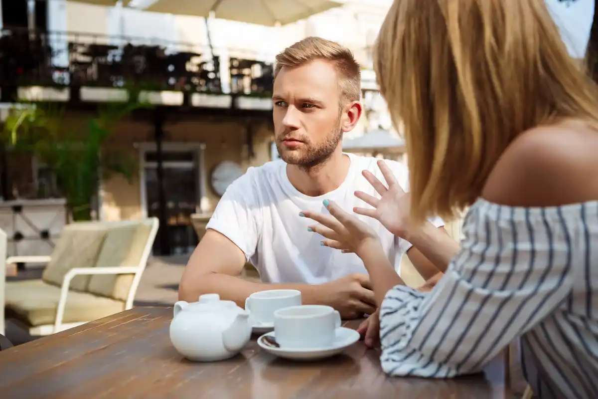 couple silence communication pause Czech home argument