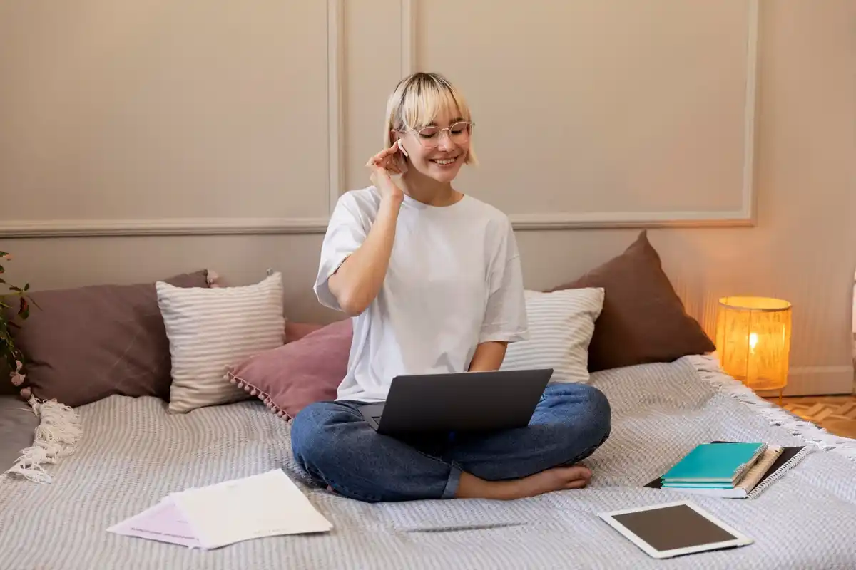 Czech person at home turning hobby into side hustle