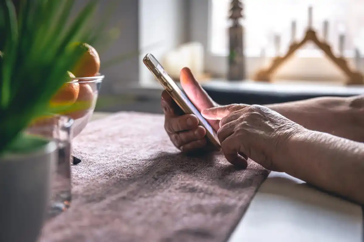 old mobile phone productivity focus Czech home