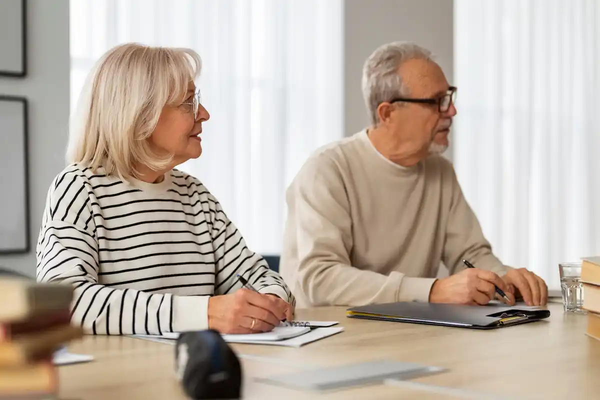 middle-aged Czech couple discussing retirement savings in living room