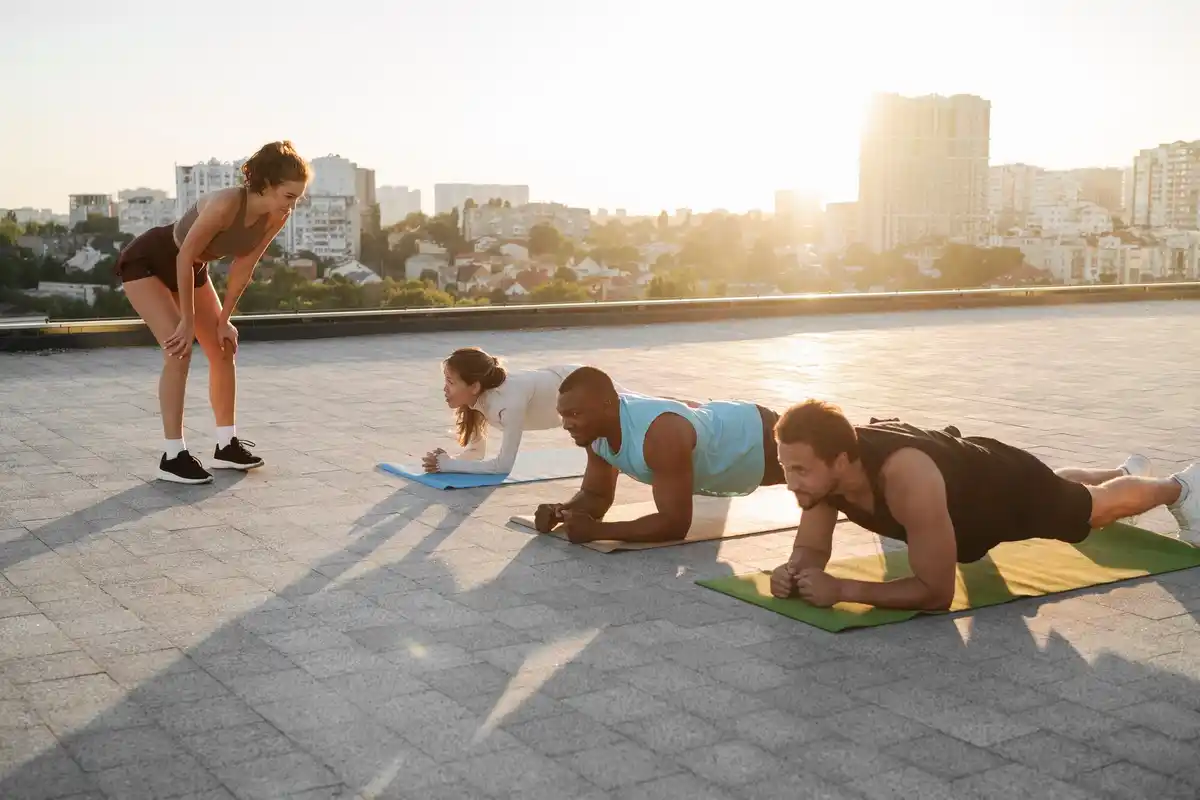 outdoor fitness knee injury group workout urban czech park