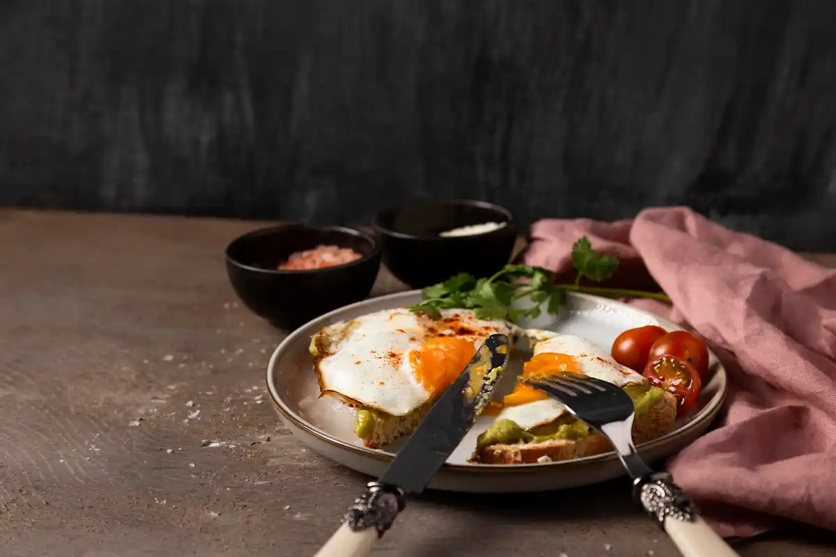 boiled egg cracked shell kitchen Czech