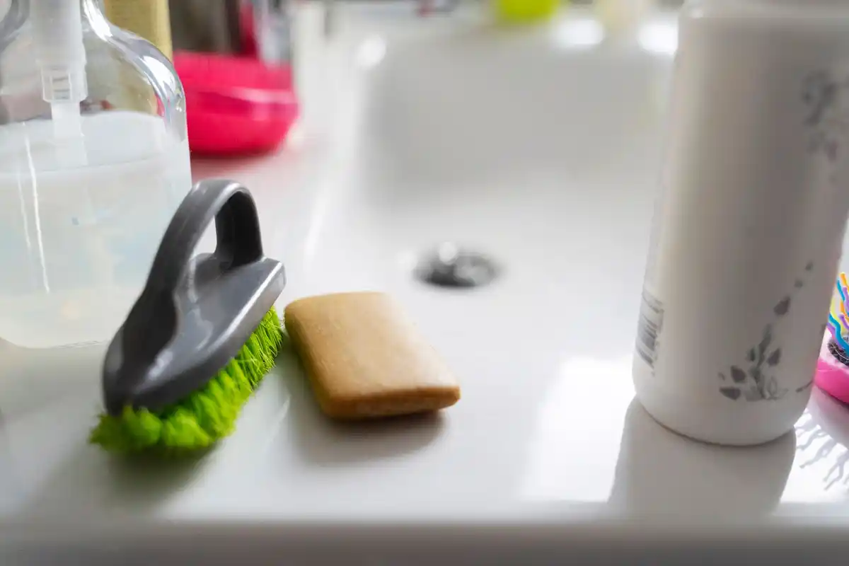cleaning bathroom with baking soda and vinegar
