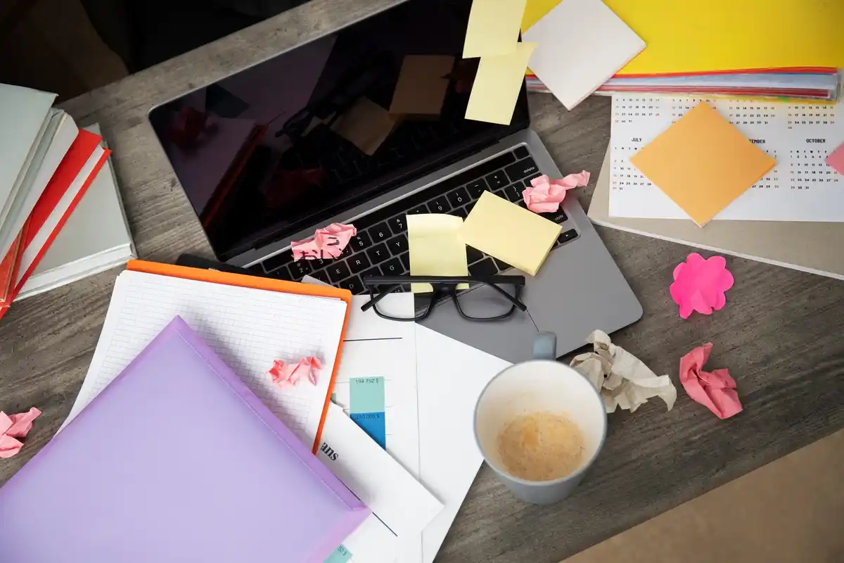 tidy desk productivity Czech workspace
