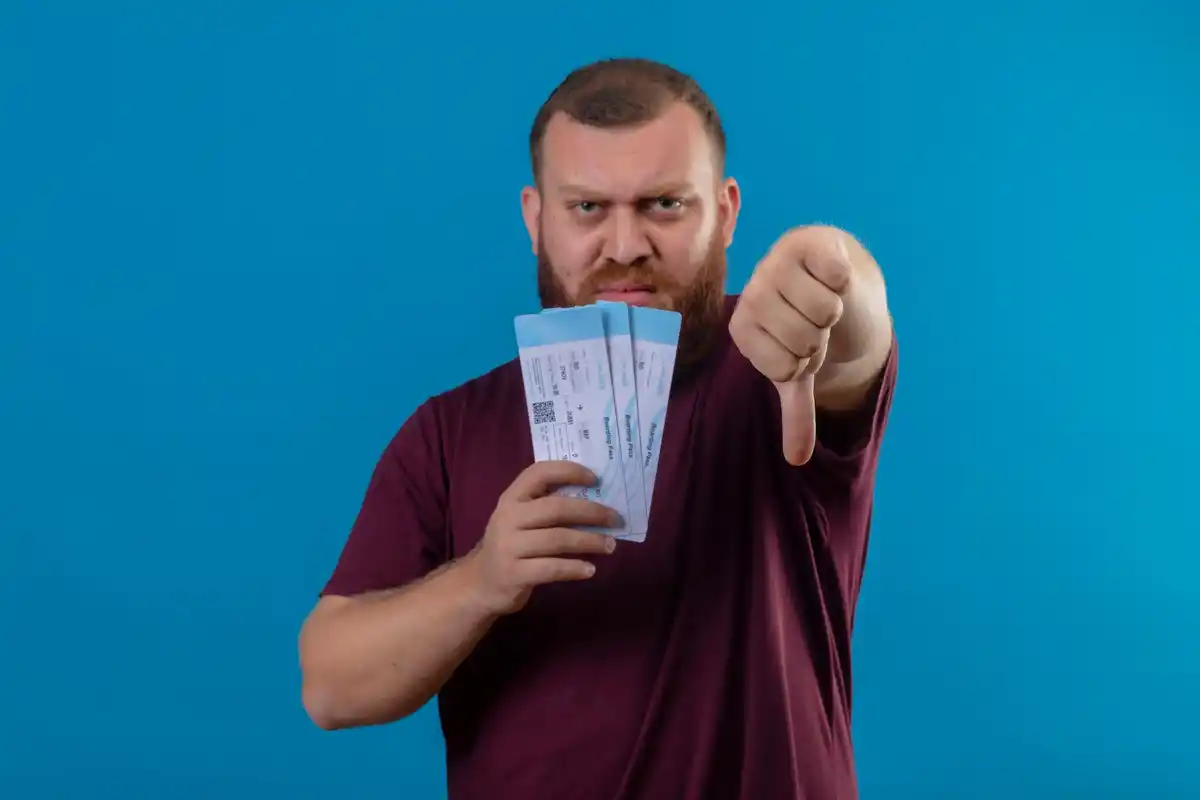 airport currency exchange scam traveler