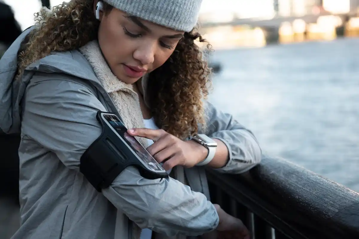 contactless payment smartwatch czech city