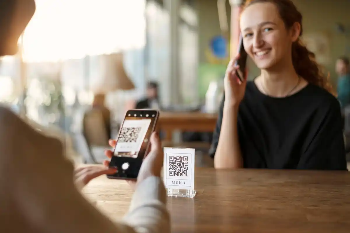 Paying by QR code at a small local store, czech