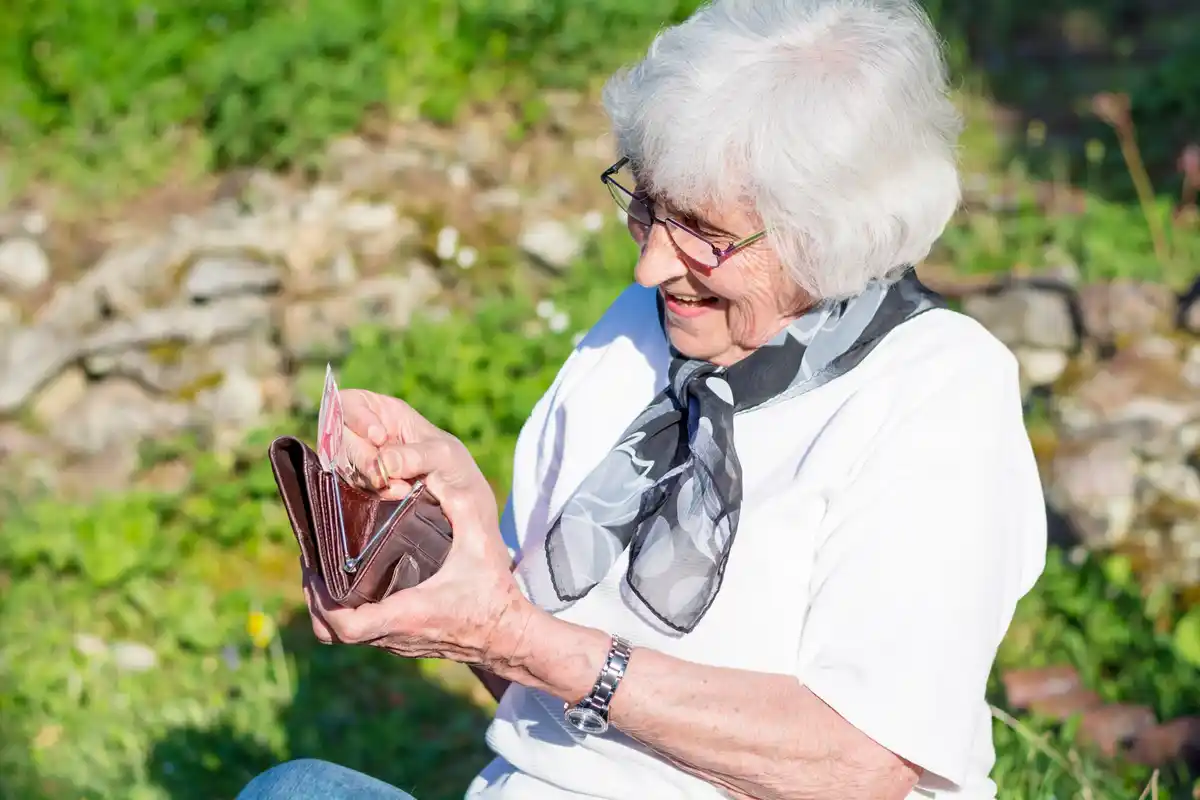 elderly saving money czech old school lifestyle