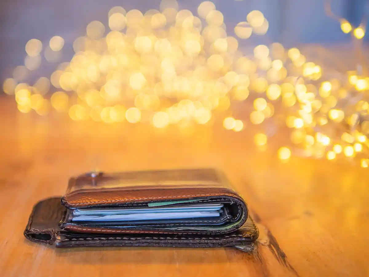feng shui wallet with money attractive