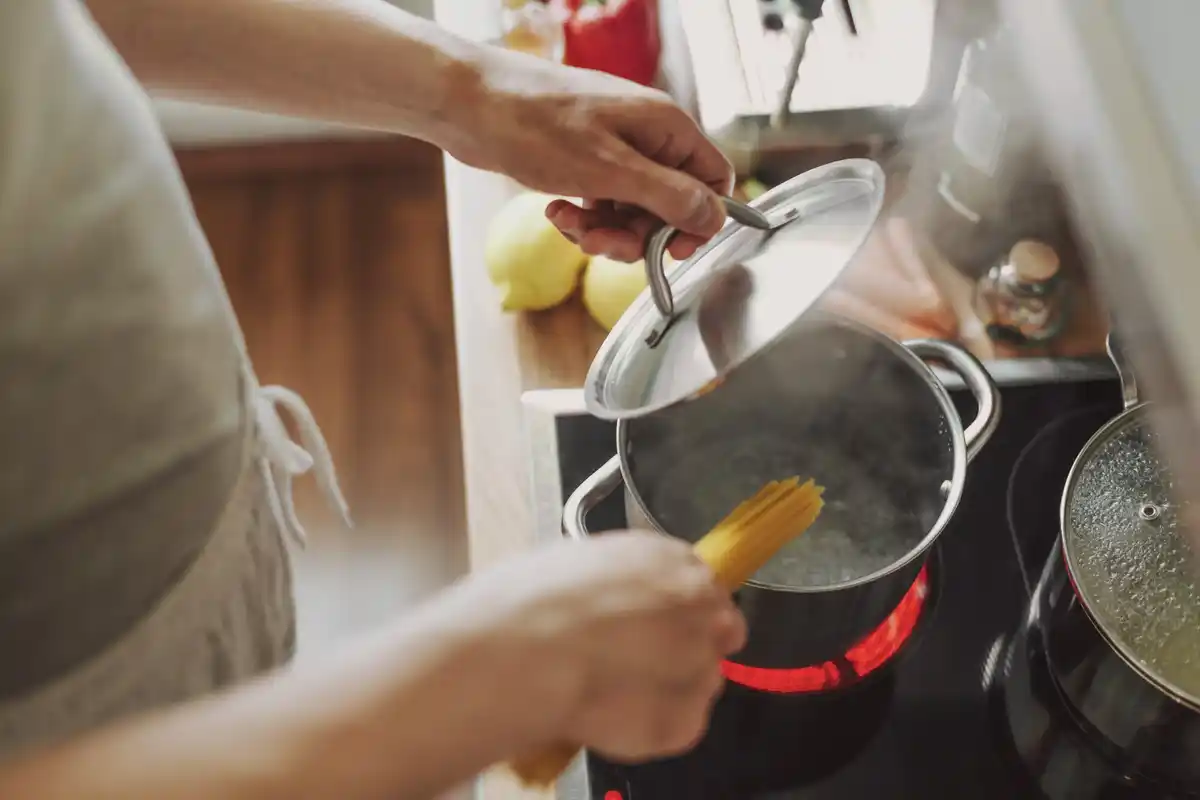 deep clean burnt frying pan real home kitchen Czech