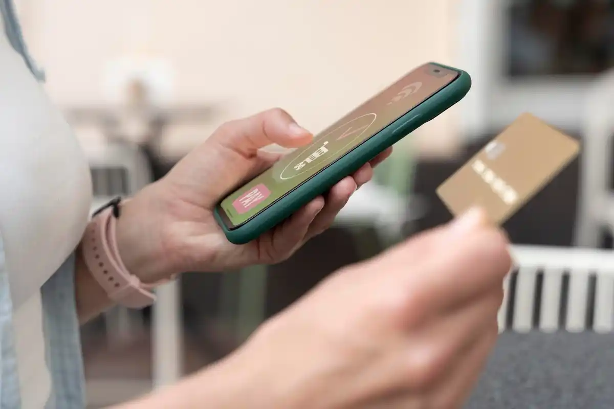 mobile banking app spending report czech