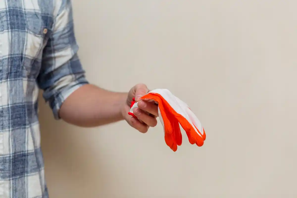 Czech artist using a kitchen sponge instead of a paintbrush