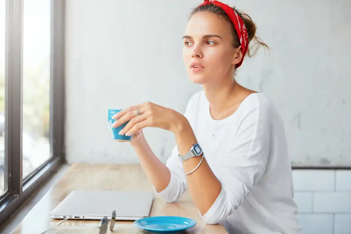 drinking water at work hydration healthy habit Czech office