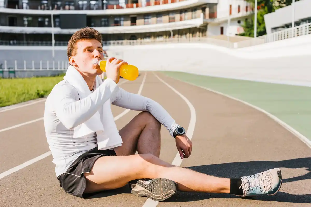athlete not drinking water during workout gym czech
