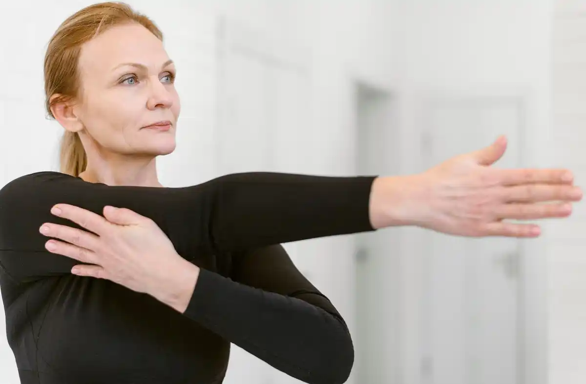 middle aged person warm up physiotherapist prevention