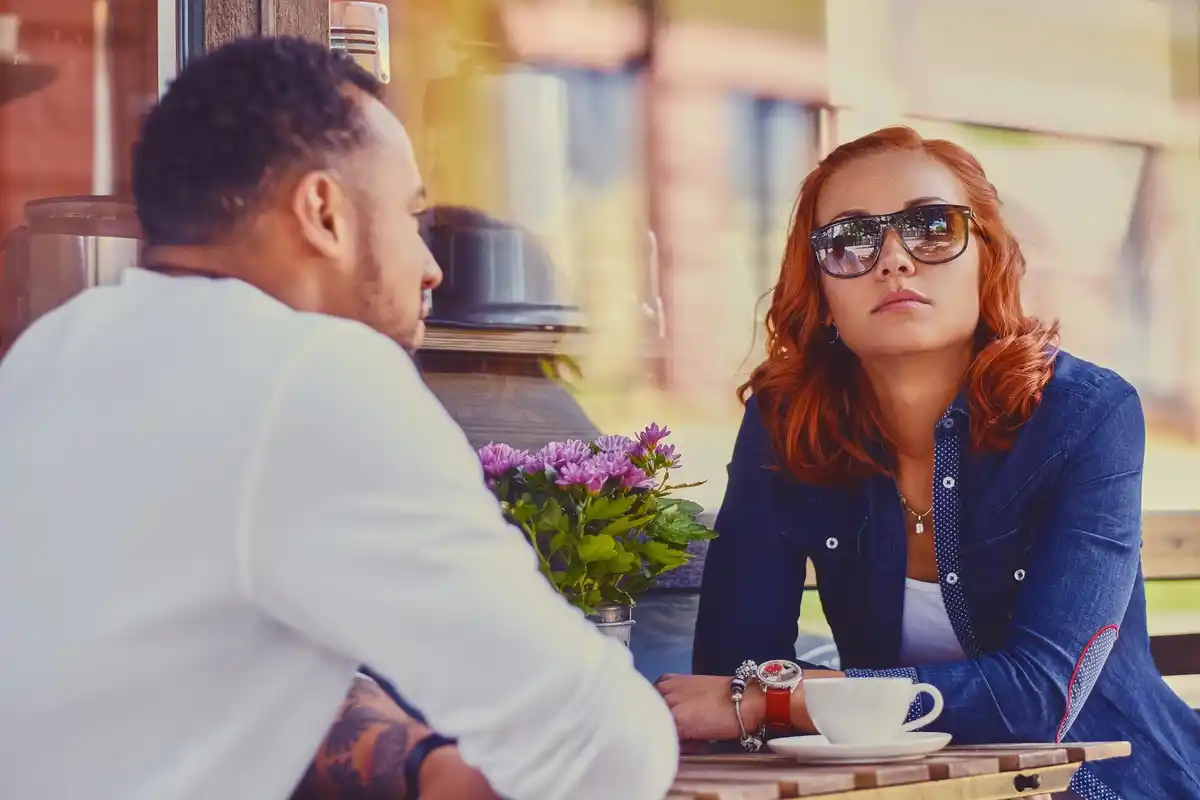 psychology first date cafe suspicious glance
