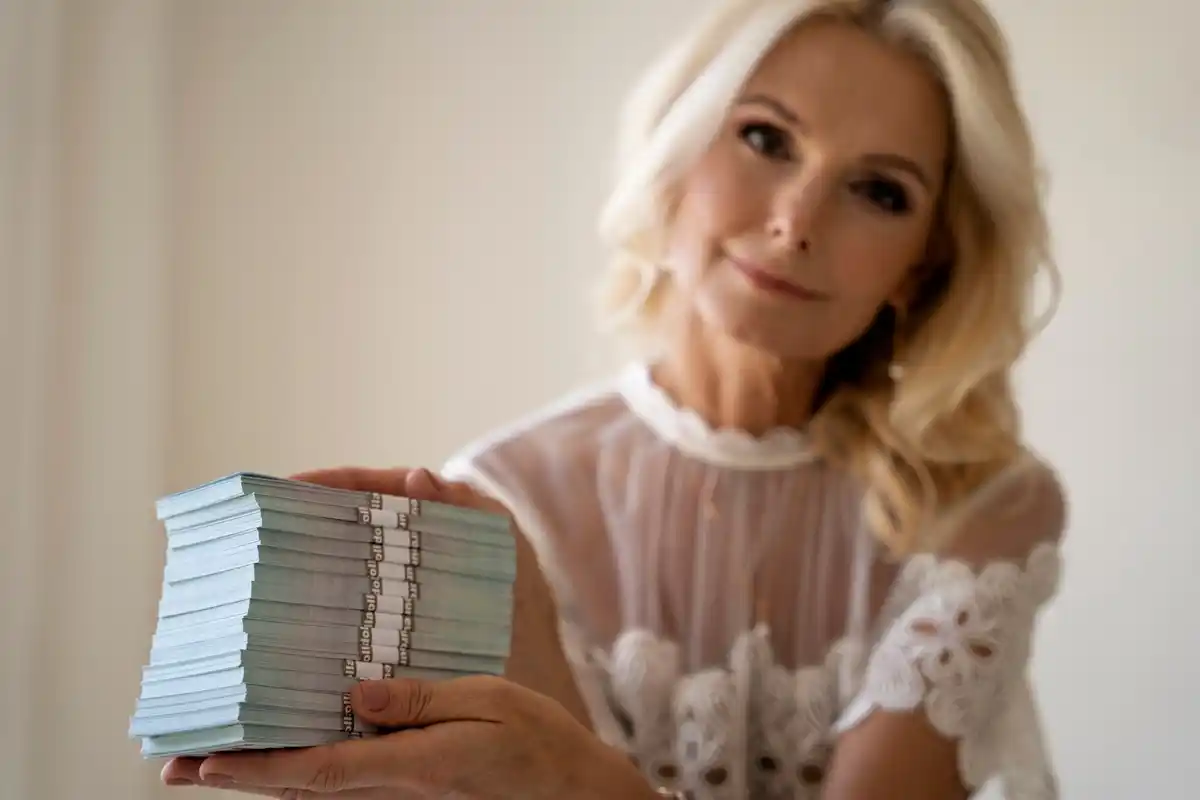 collecting receipts Czech household