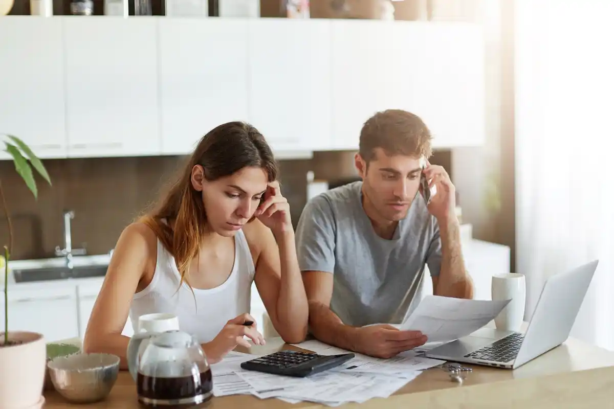 People confused between saving money and investing in Czech Republic