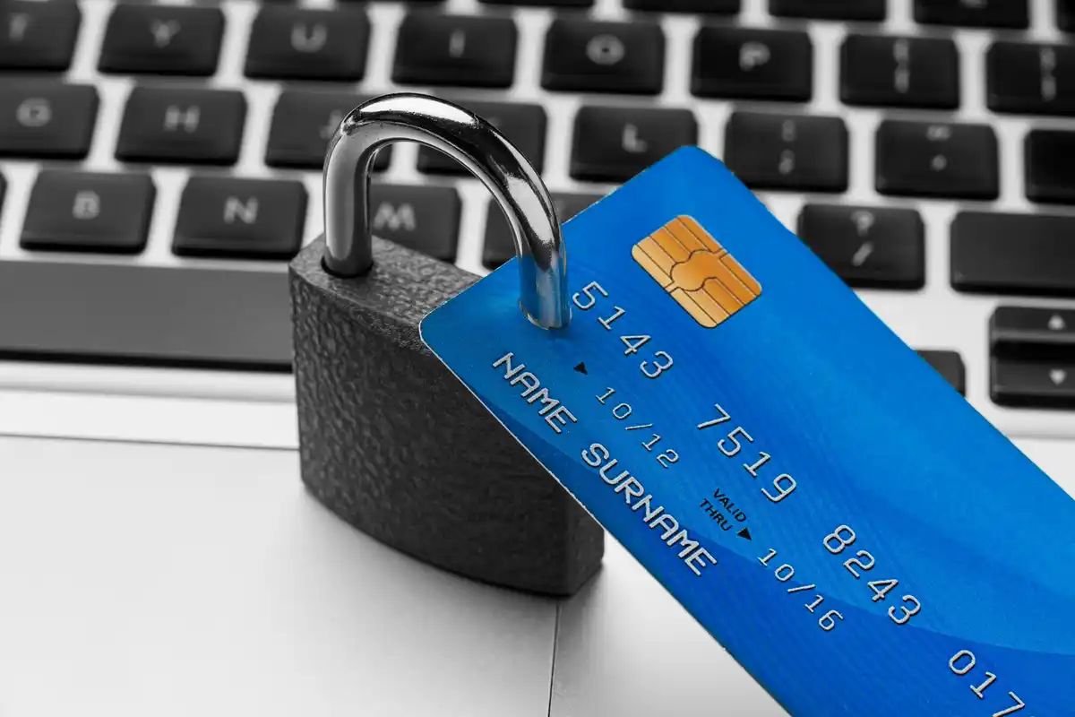 Expert varuje: každý třetí Čech dělá při platbě kartou tuto chybu