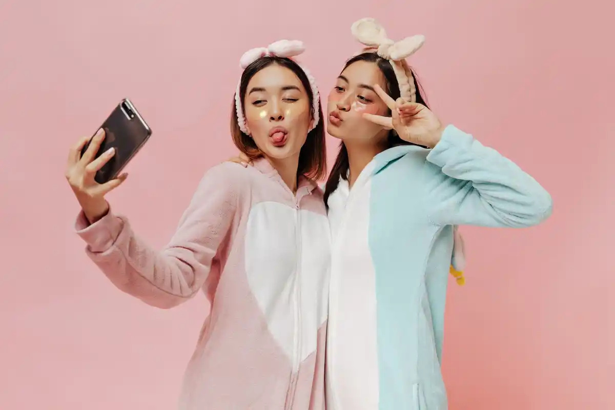 hair rollers k-beauty bathroom selfie modern korean girl