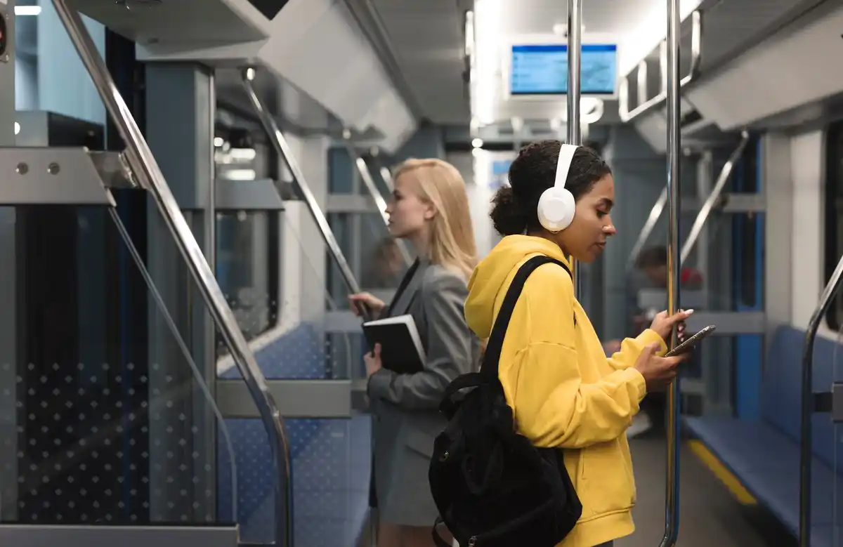 people using public transport from brno airport