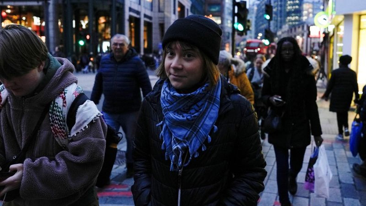 Aktivistka Greta Thunberg byla propuštěna z vazby po zatčení během demonstrace v Londýně
