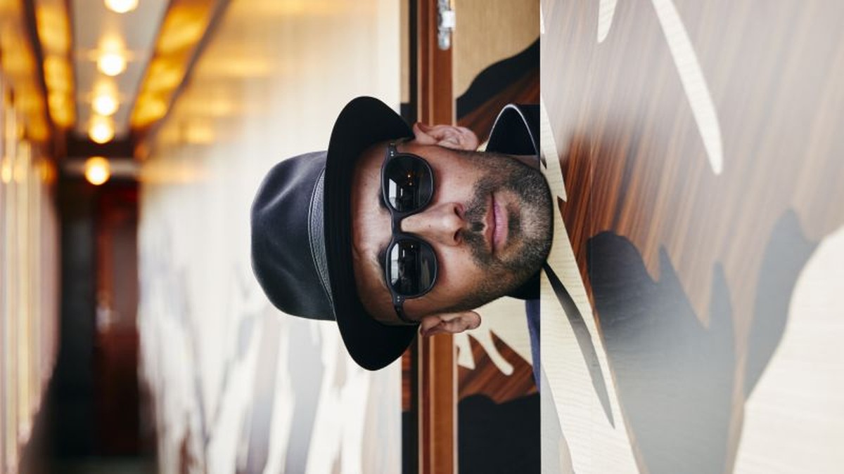 Jak umělec JR proměnil starý vlak v umělecké dílo na kolech